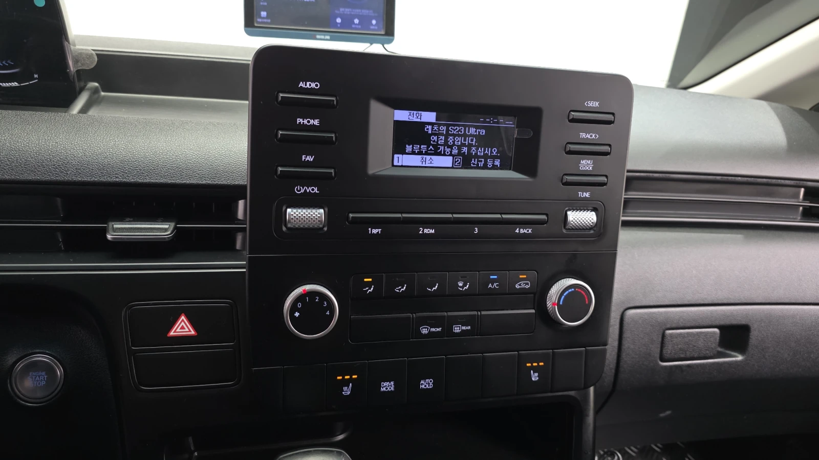 Hyundai Staria Modern* BLIND SPOT* ПОДГРЕВ ВОЛАН* КРАЙНА ЦЕНА, снимка 14 - Автомобили и джипове - 55386975