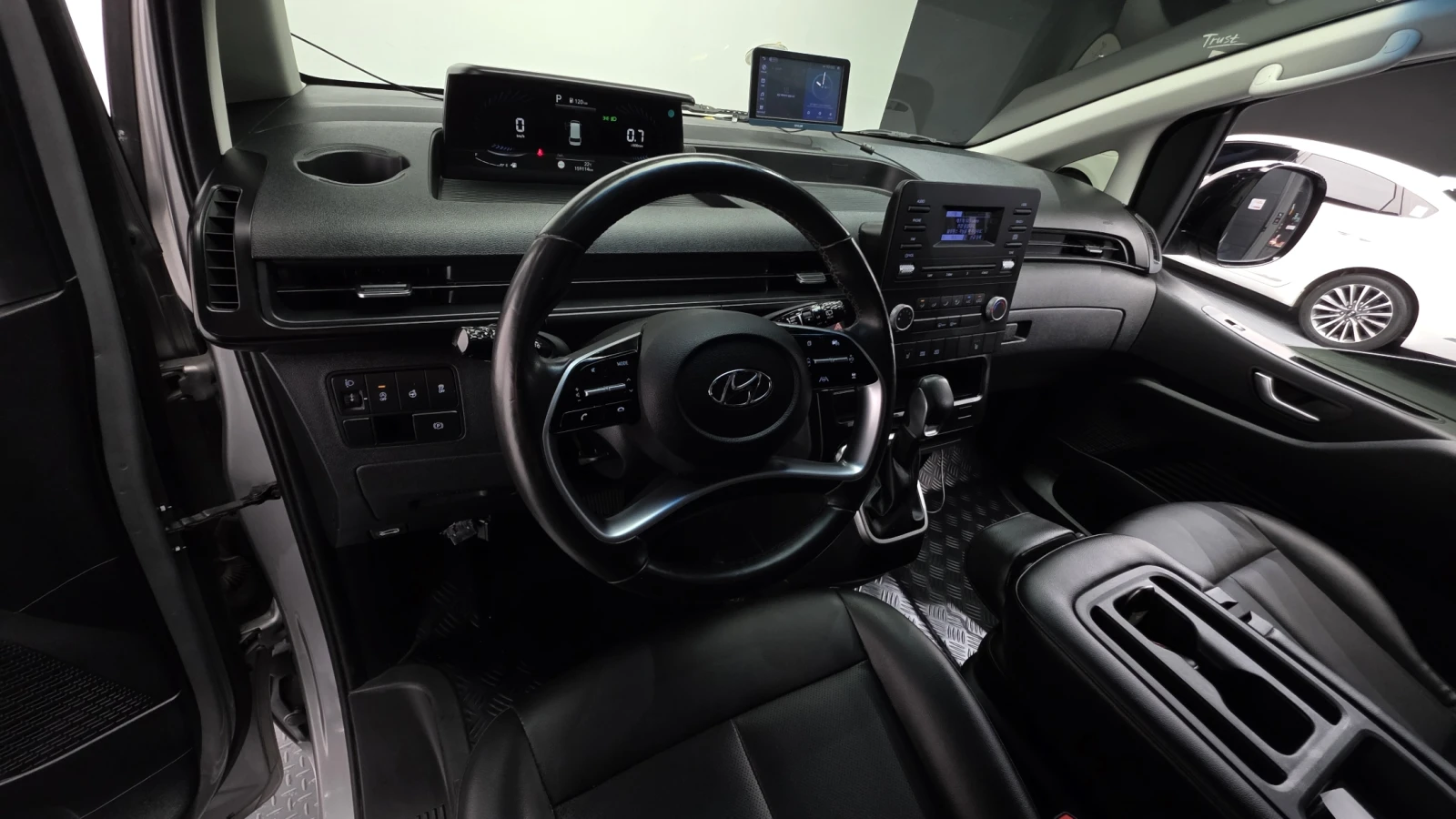 Hyundai Staria Modern* BLIND SPOT* ПОДГРЕВ ВОЛАН* КРАЙНА ЦЕНА, снимка 7 - Автомобили и джипове - 55386975