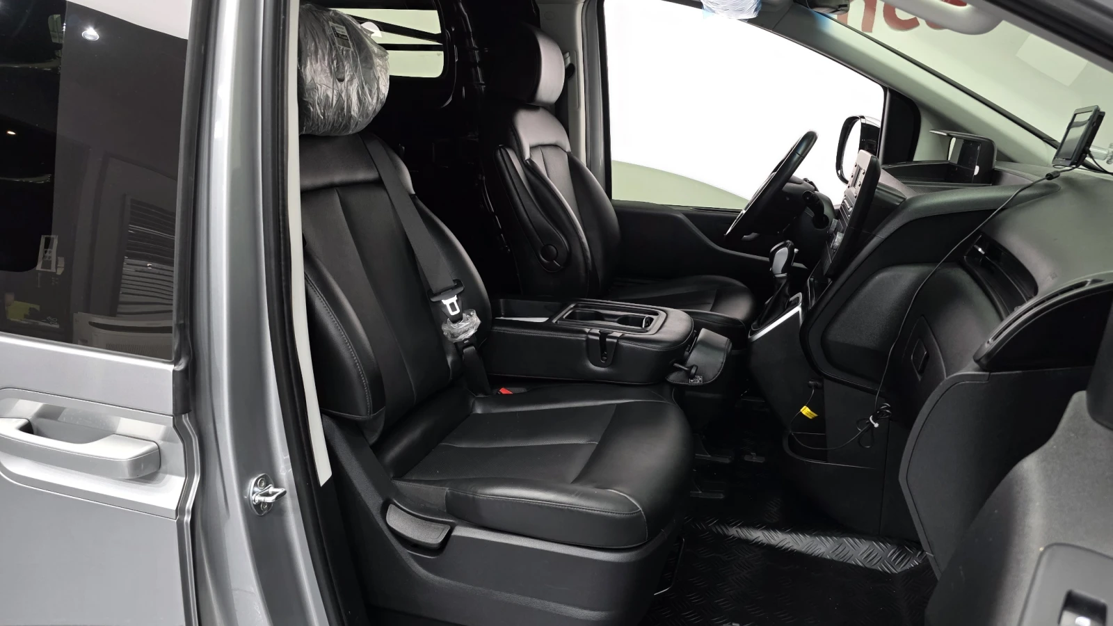 Hyundai Staria Modern* BLIND SPOT* ПОДГРЕВ ВОЛАН* КРАЙНА ЦЕНА, снимка 11 - Автомобили и джипове - 55386975