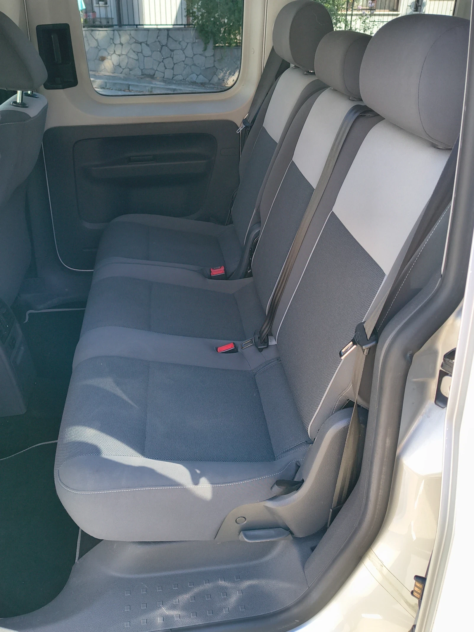 VW Caddy 1.6 TDI, снимка 3 - Автомобили и джипове - 56346611