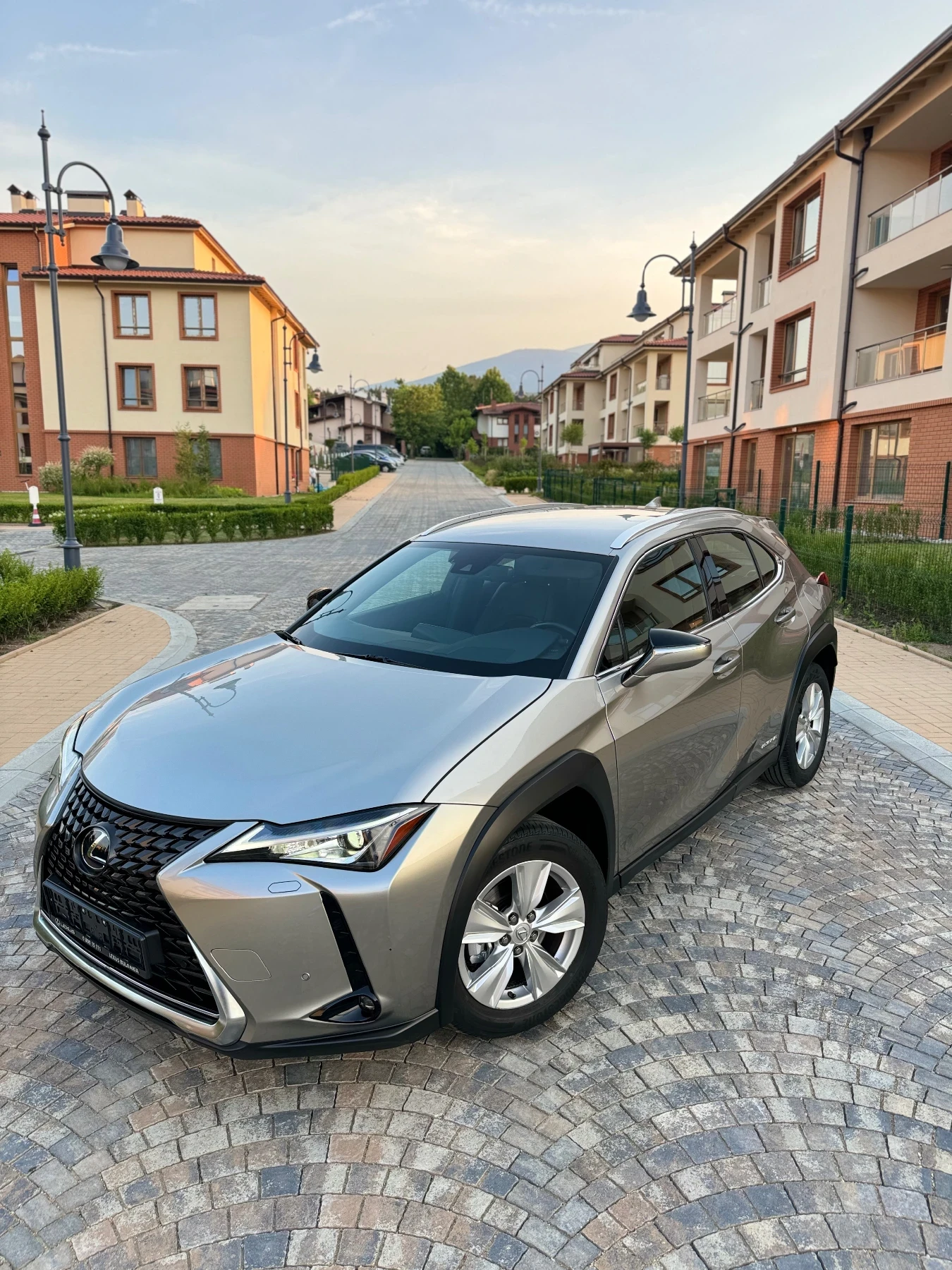 Lexus UX 250h [[[ 4Х4 ]]] ГАРАНЦИОНЕН | ПЪЛНА ИСТОРИЯ В ЛЕКСУС - изображение 2