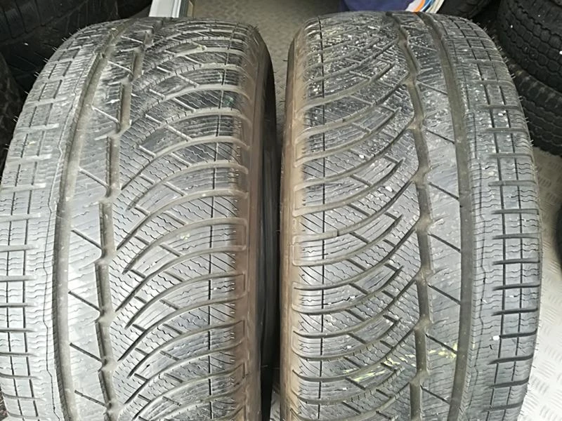 Гуми Зимни 235/50R17, снимка 1 - Гуми и джанти - 23632320