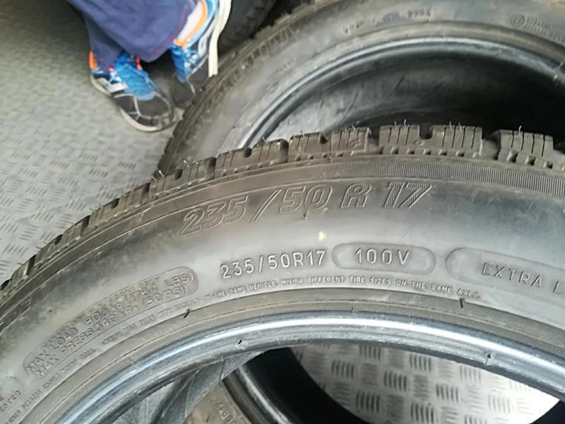 Гуми Зимни 235/50R17, снимка 6 - Гуми и джанти - 23632320