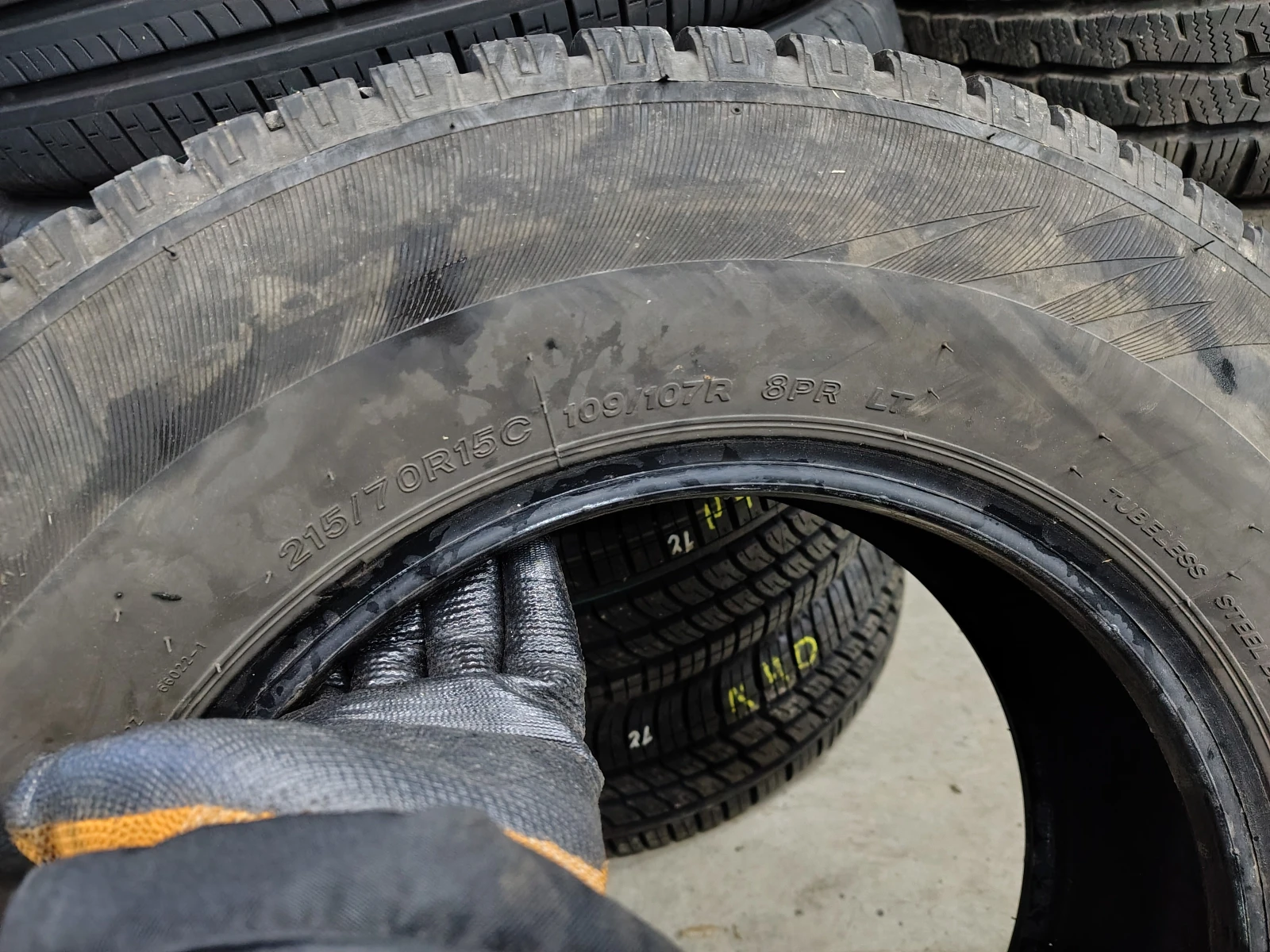Гуми Зимни 215/70R15, снимка 6 - Гуми и джанти - 54103353