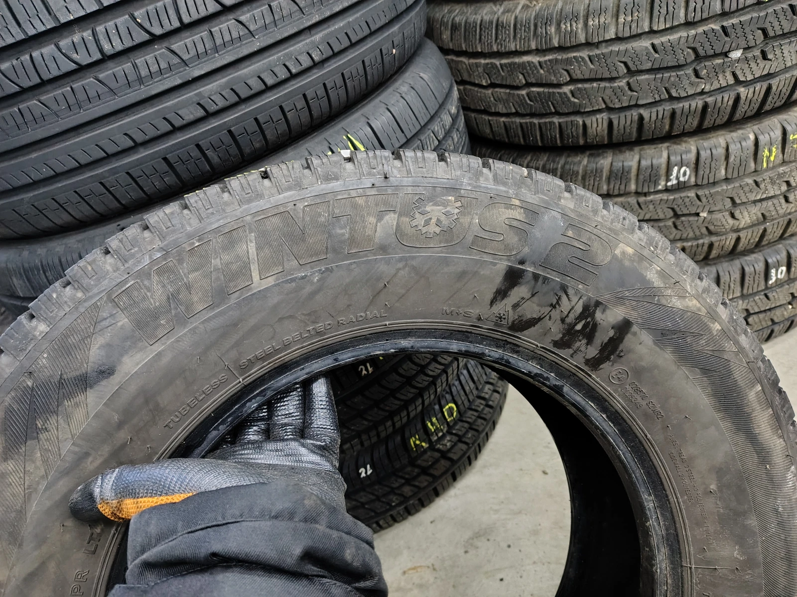 Гуми Зимни 215/70R15, снимка 7 - Гуми и джанти - 54103353