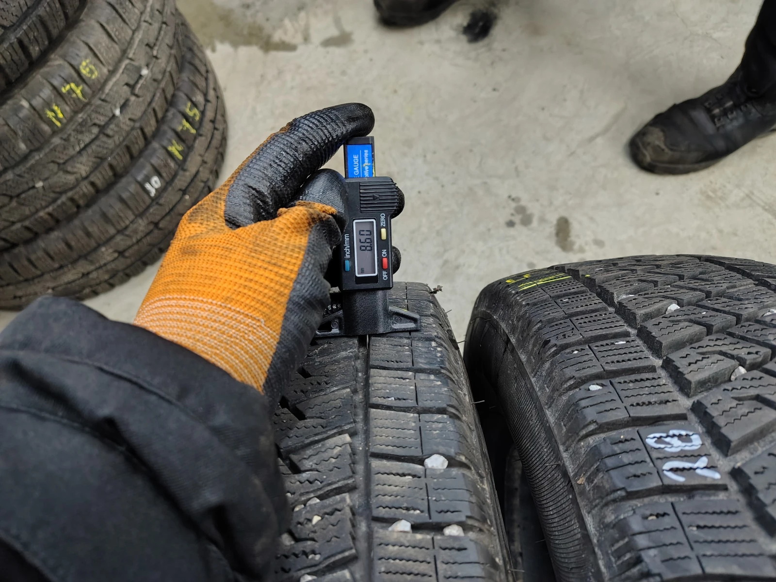 Гуми Зимни 215/70R15, снимка 3 - Гуми и джанти - 54103353