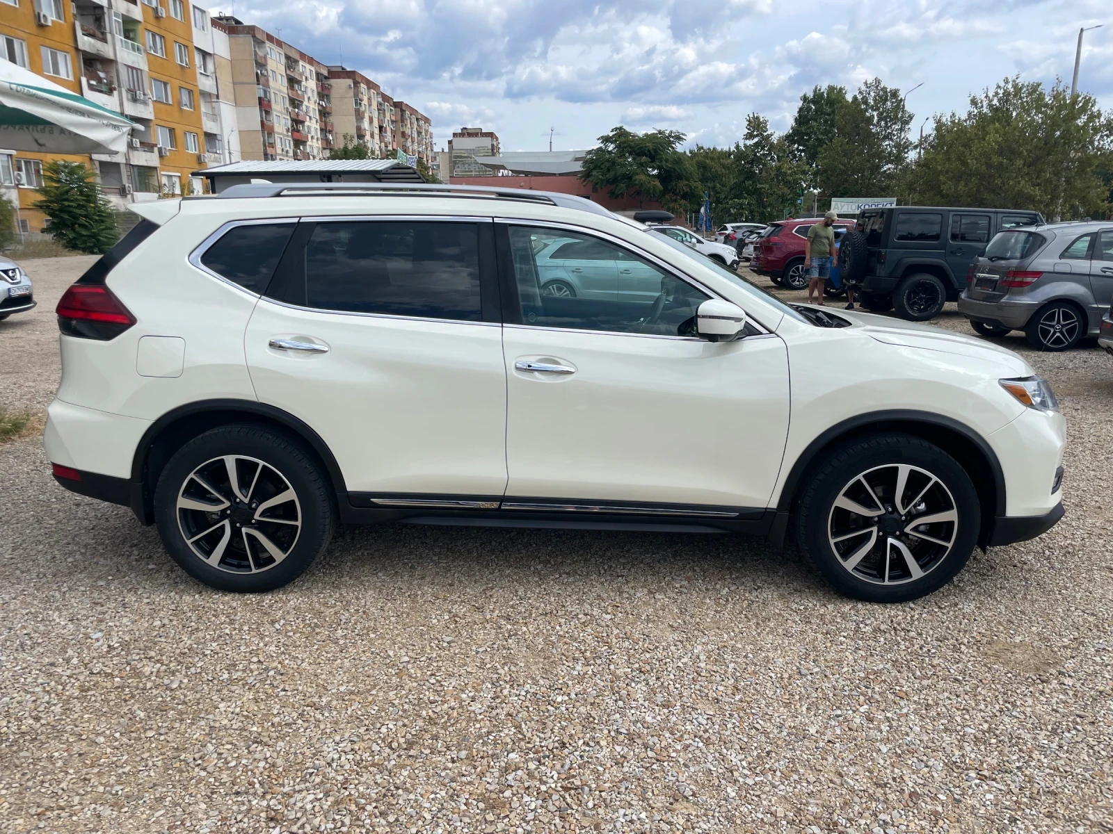Nissan Rogue 2.5i-4x4-AVTOM/FULL-DISTRONIC-PANORAMA-360 KAMERA-, снимка 4 - Автомобили и джипове - 56082798