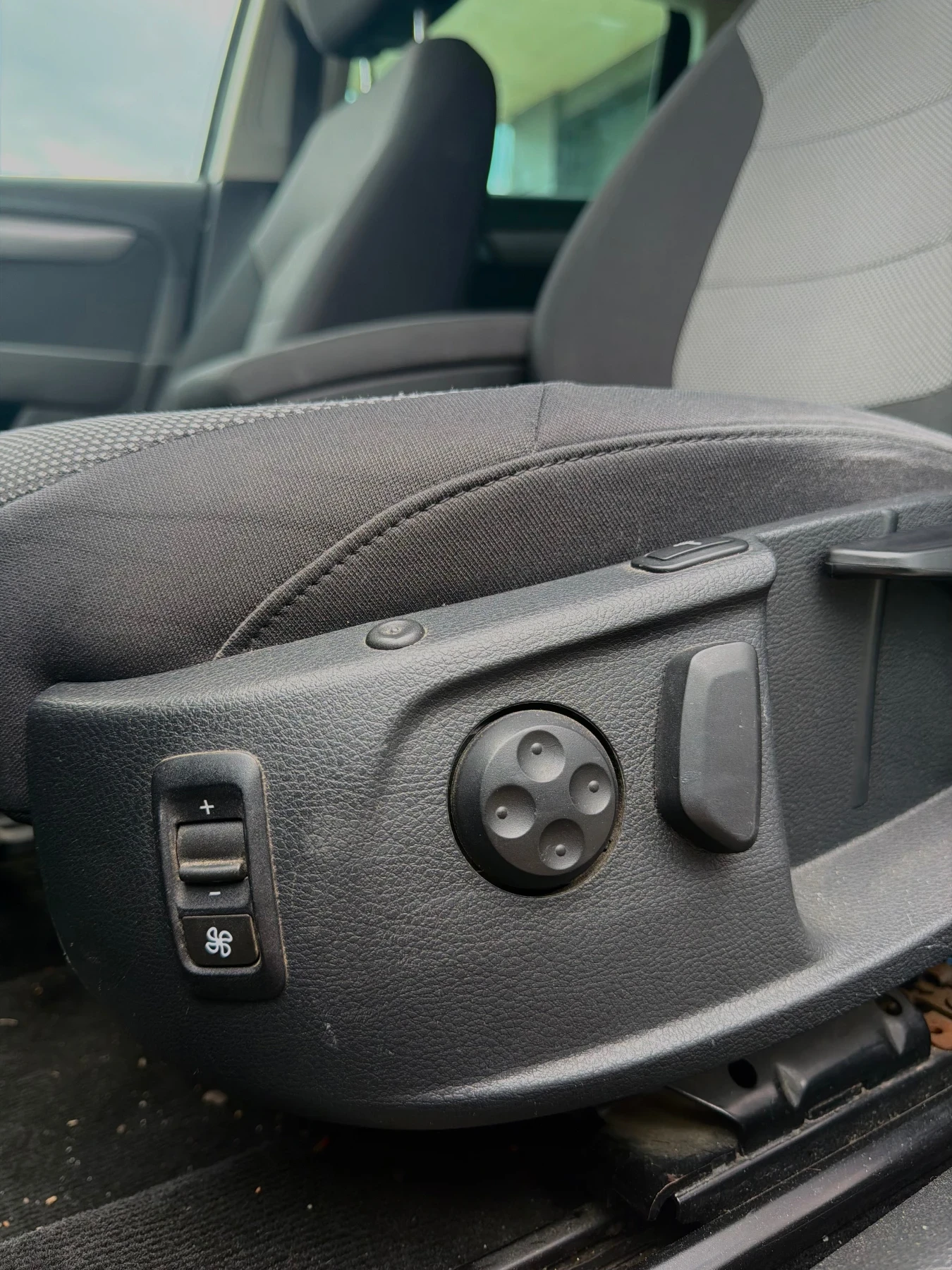 VW Passat 2.0 TDI - Комби, снимка 12 - Автомобили и джипове - 54258360