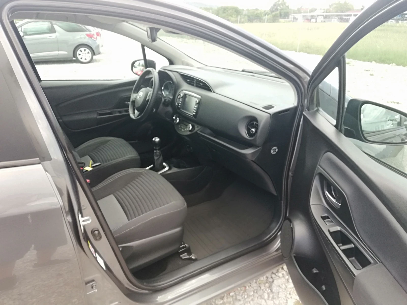Toyota Yaris 1.5i kli navi kamera led, снимка 12 - Автомобили и джипове - 54699034
