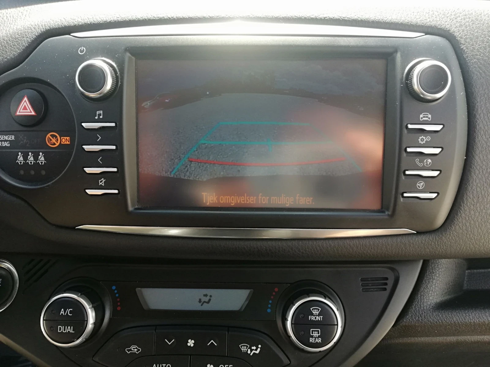 Toyota Yaris 1.5i kli navi kamera led, снимка 15 - Автомобили и джипове - 54699034