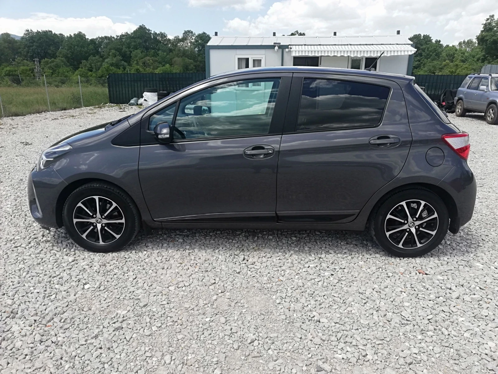 Toyota Yaris 1.5i kli navi kamera led, снимка 3 - Автомобили и джипове - 54699034