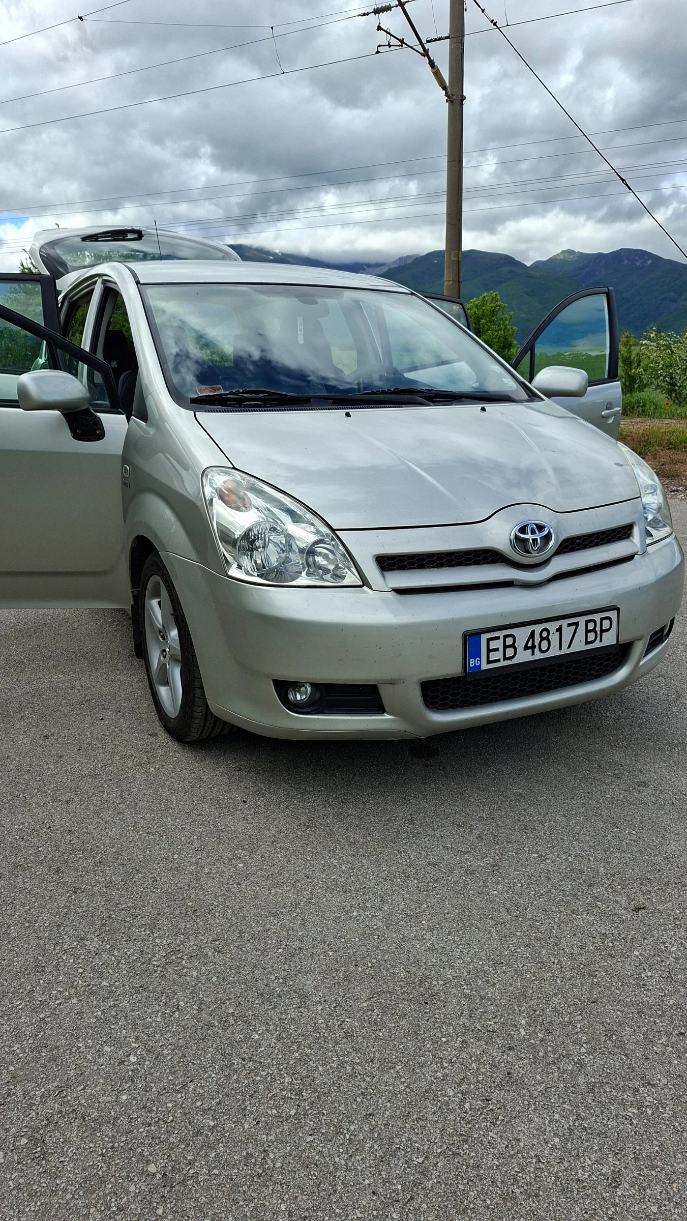 Toyota Corolla verso 1.8 VVT-i Газов инжекцион, снимка 11 - Автомобили и джипове - 54774258