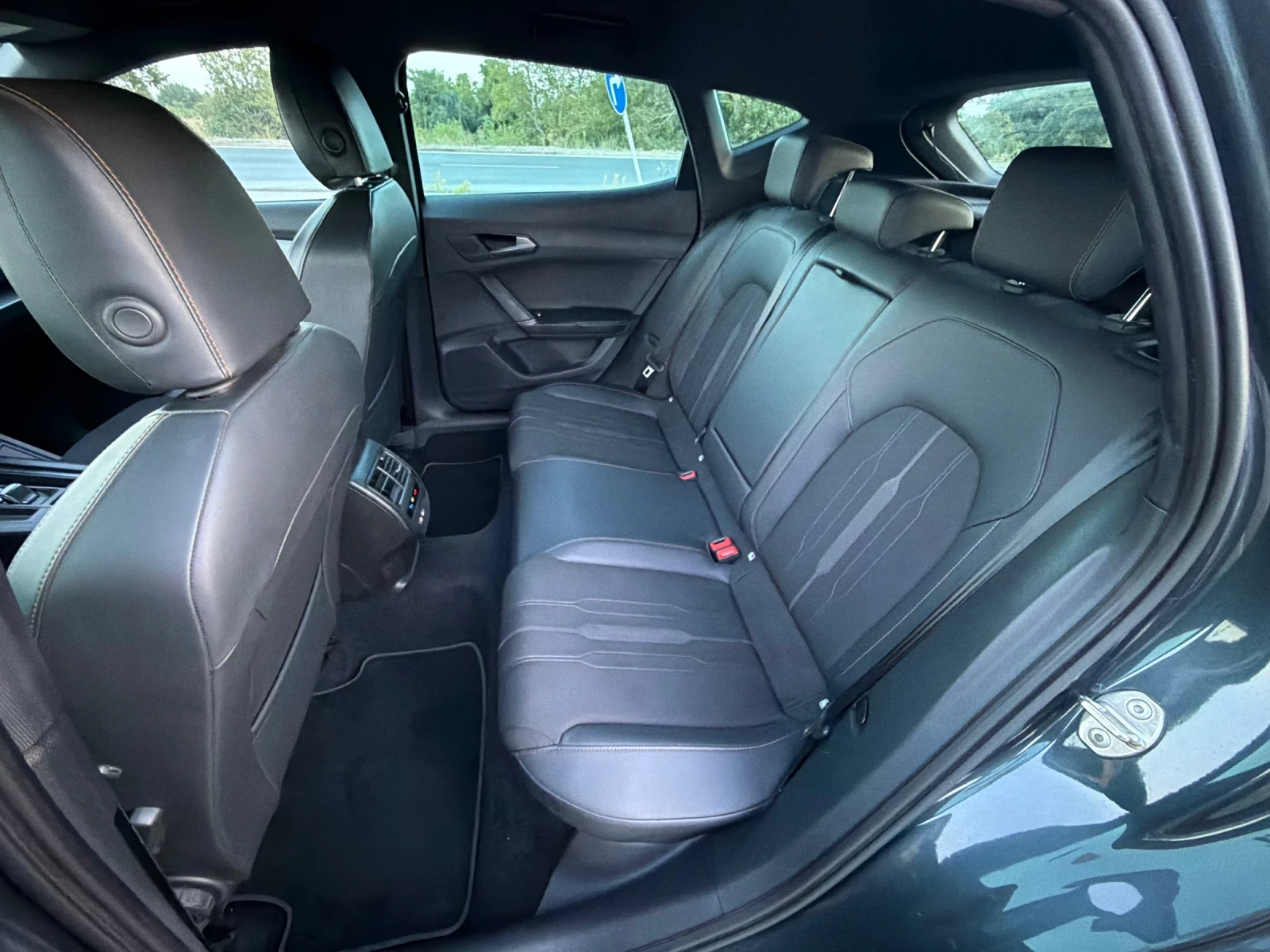 Cupra Formentor 2.0 TDI / 4X4 / АМБИЕНТ / КОЖА / CARLAY / WAZE, снимка 13 - Автомобили и джипове - 55871015