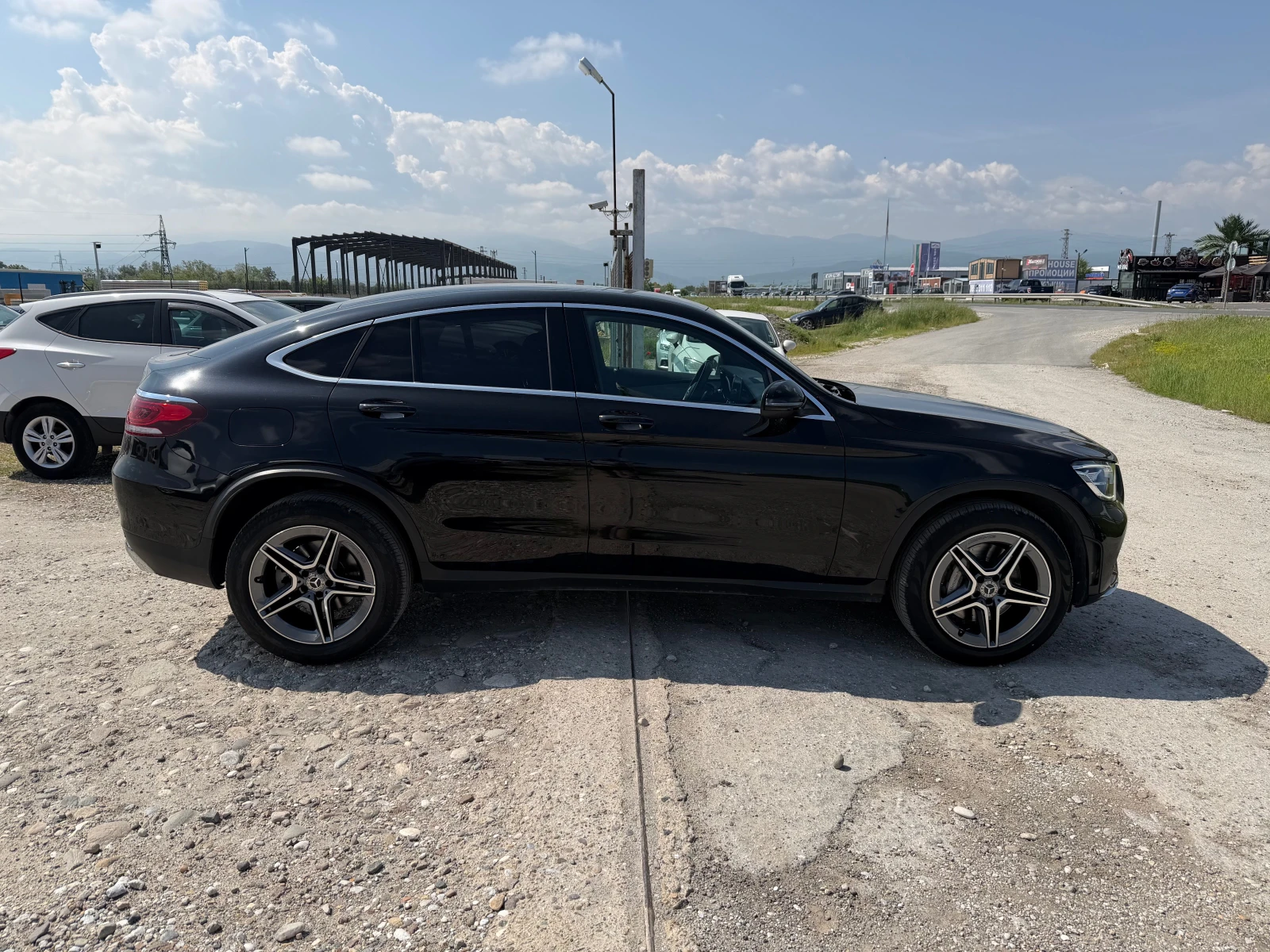 Mercedes-Benz GLC 300 AMG 4 MATIC(КАТО НОВА), снимка 4 - Автомобили и джипове - 54502265