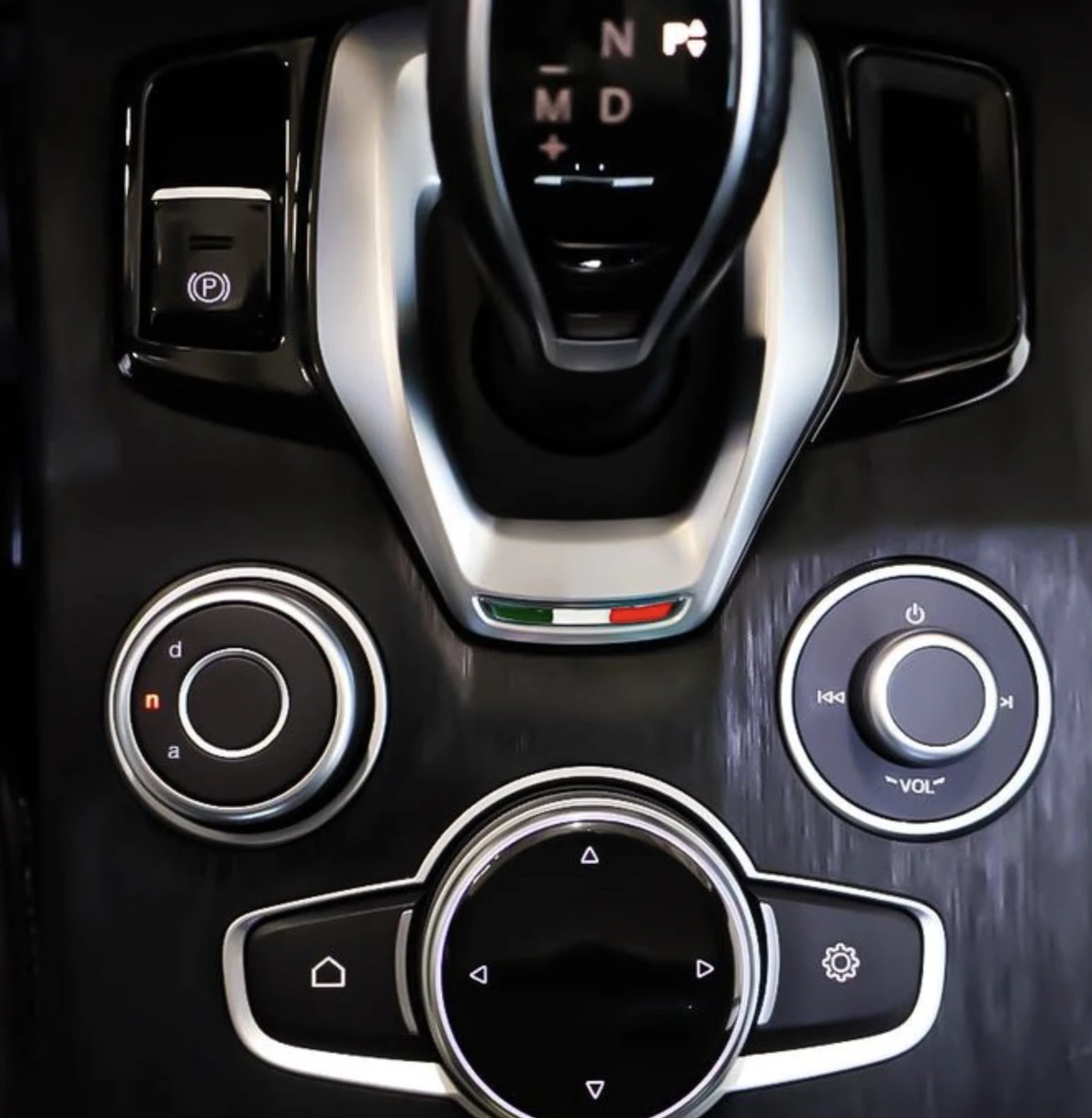 Alfa Romeo Stelvio SPRINT* DISTRONIC* ПАНОРАМА* ПОДГРЕВ* КАМЕРА* КЕЙЛ, снимка 11 - Автомобили и джипове - 54982228