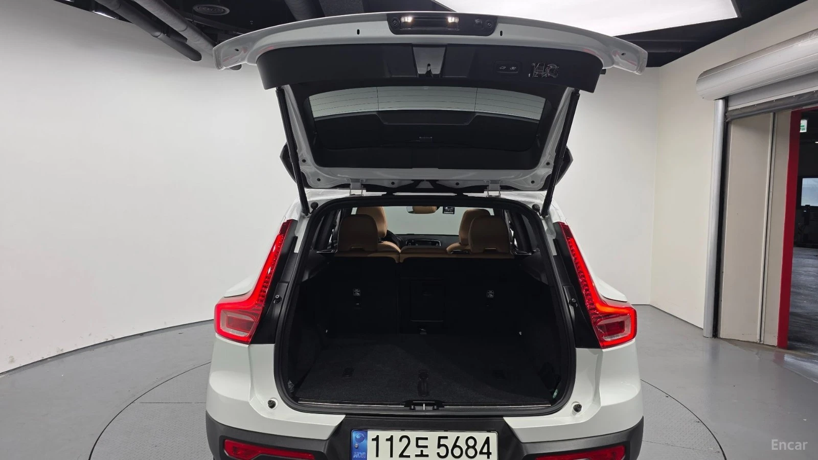 Volvo XC40 B4 Inscription* КОЖА* НАВИ* ПАНО* 360, снимка 17 - Автомобили и джипове - 55492865