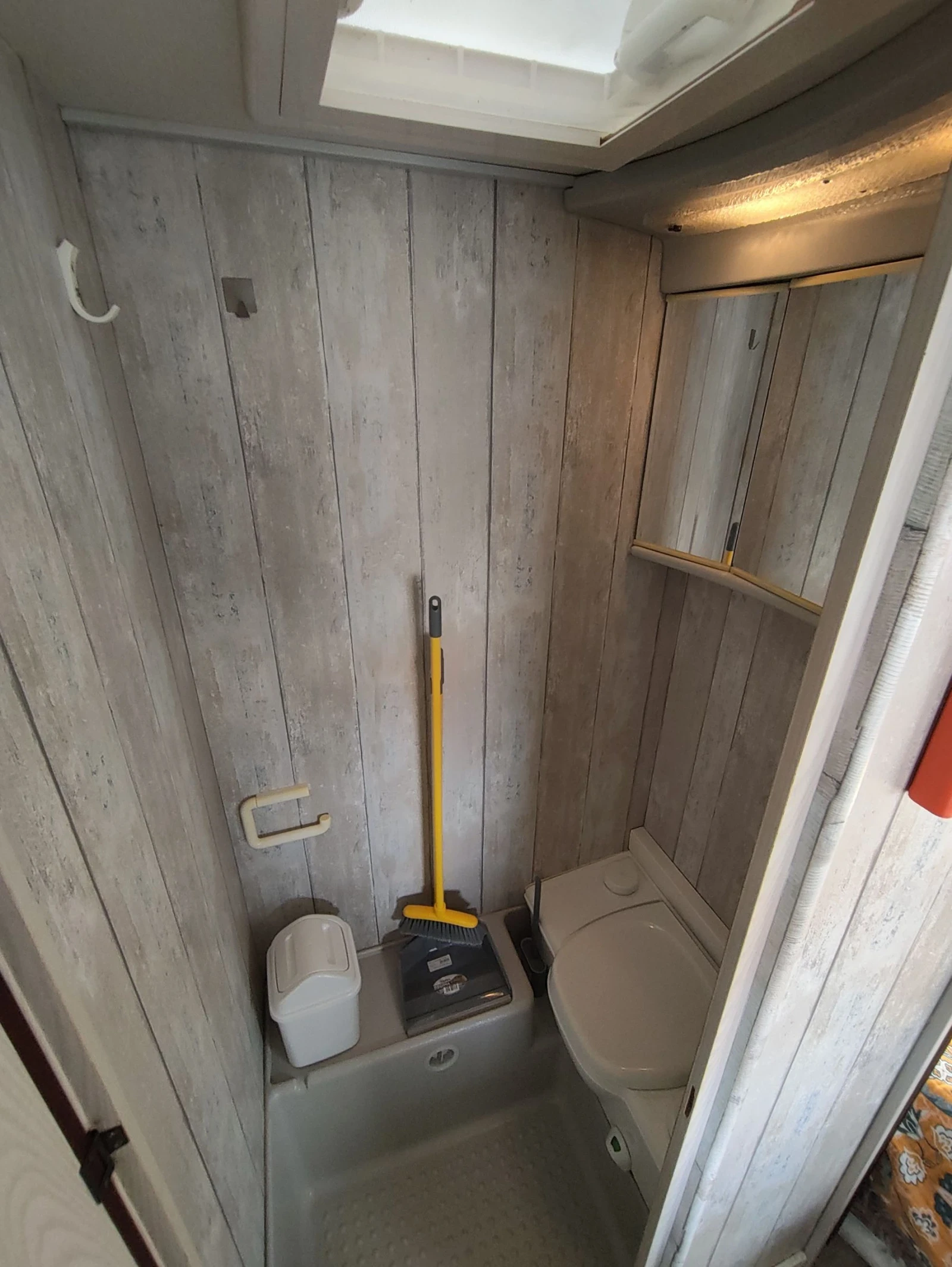 Каравана Knaus SudWind, снимка 9 - Каравани и кемпери - 53715695