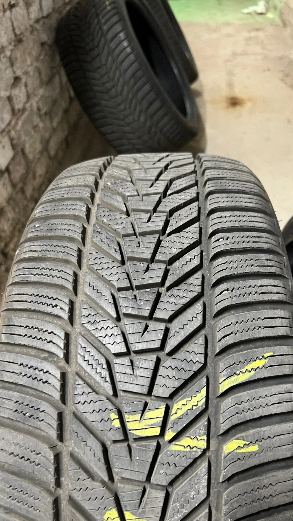 Гуми Зимни 255/35R18, снимка 9 - Гуми и джанти - 55920450