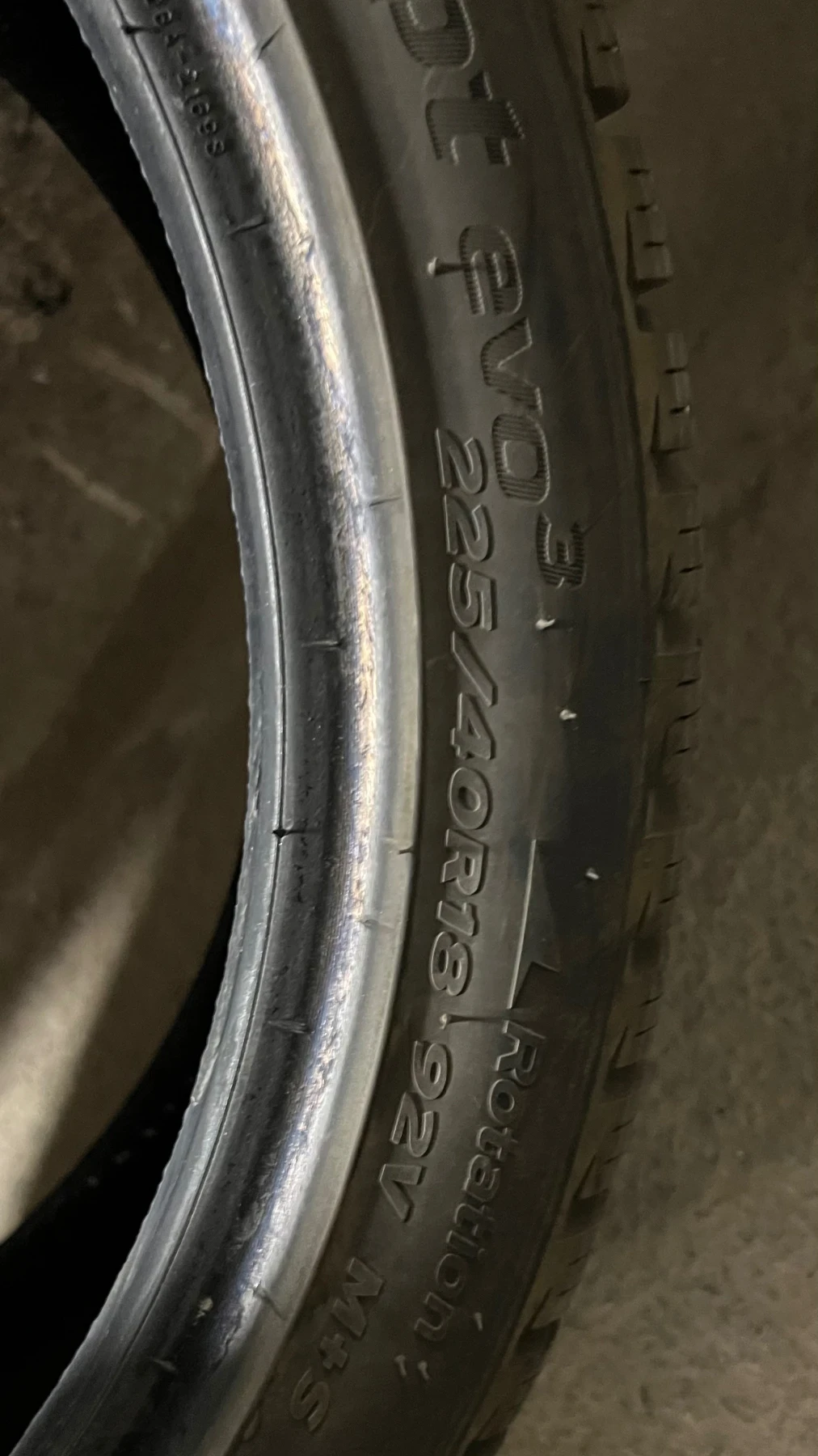Гуми Зимни 255/35R18, снимка 2 - Гуми и джанти - 55920450