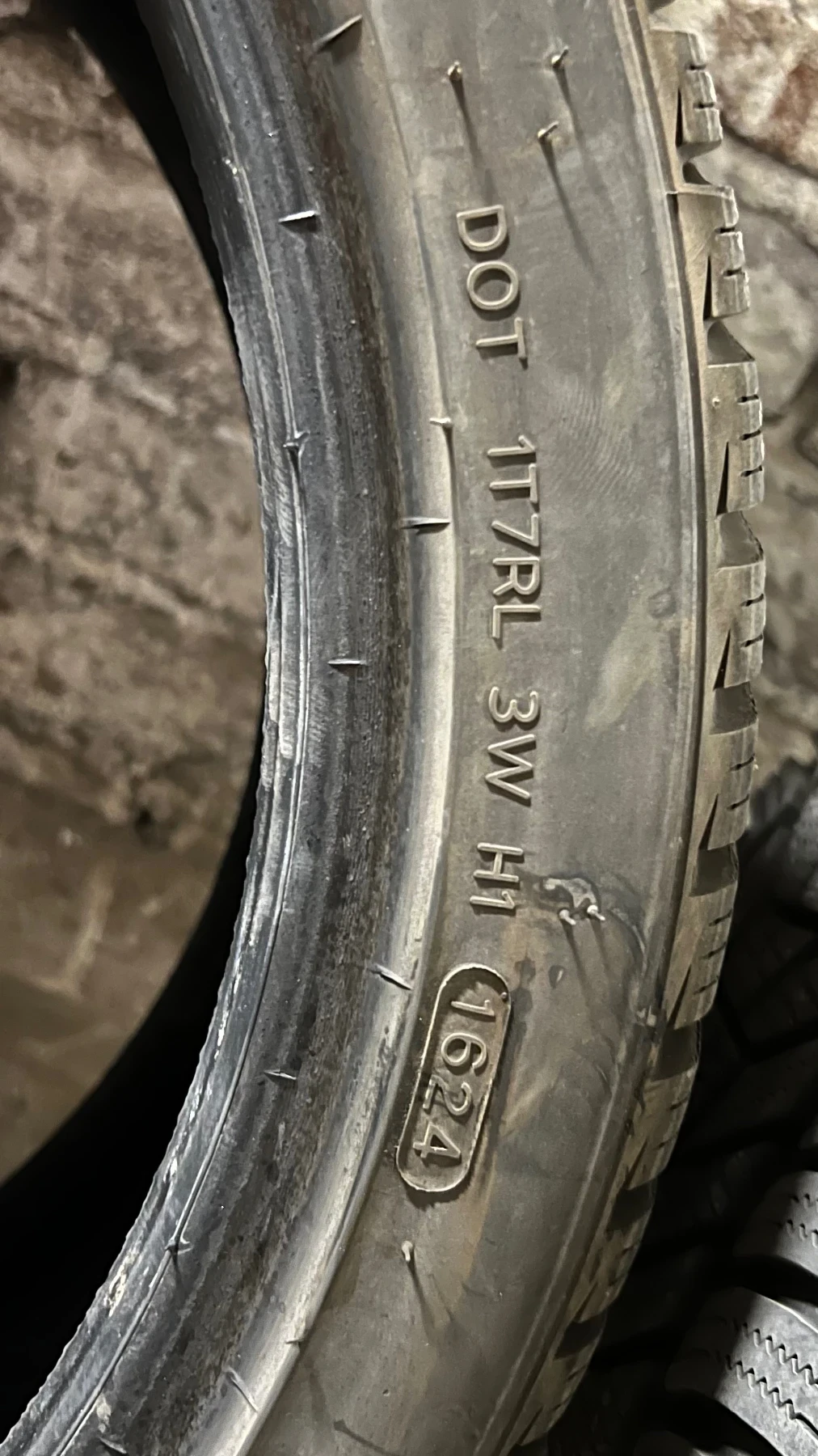 Гуми Зимни 255/35R18, снимка 3 - Гуми и джанти - 55920450