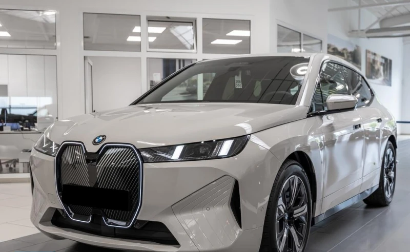 BMW iX xDrive45/FACELIFT/SPORTPACK/H&K/360/LED/, снимка 3 - Автомобили и джипове - 52561882