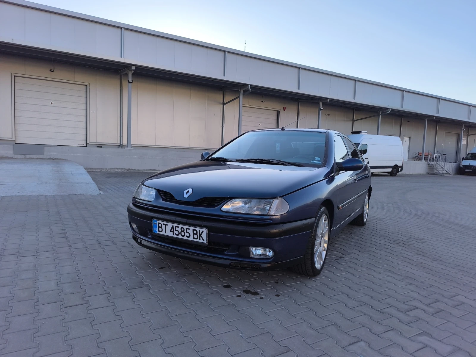 Renault Laguna 2.0 16v 139к.с - изображение 2