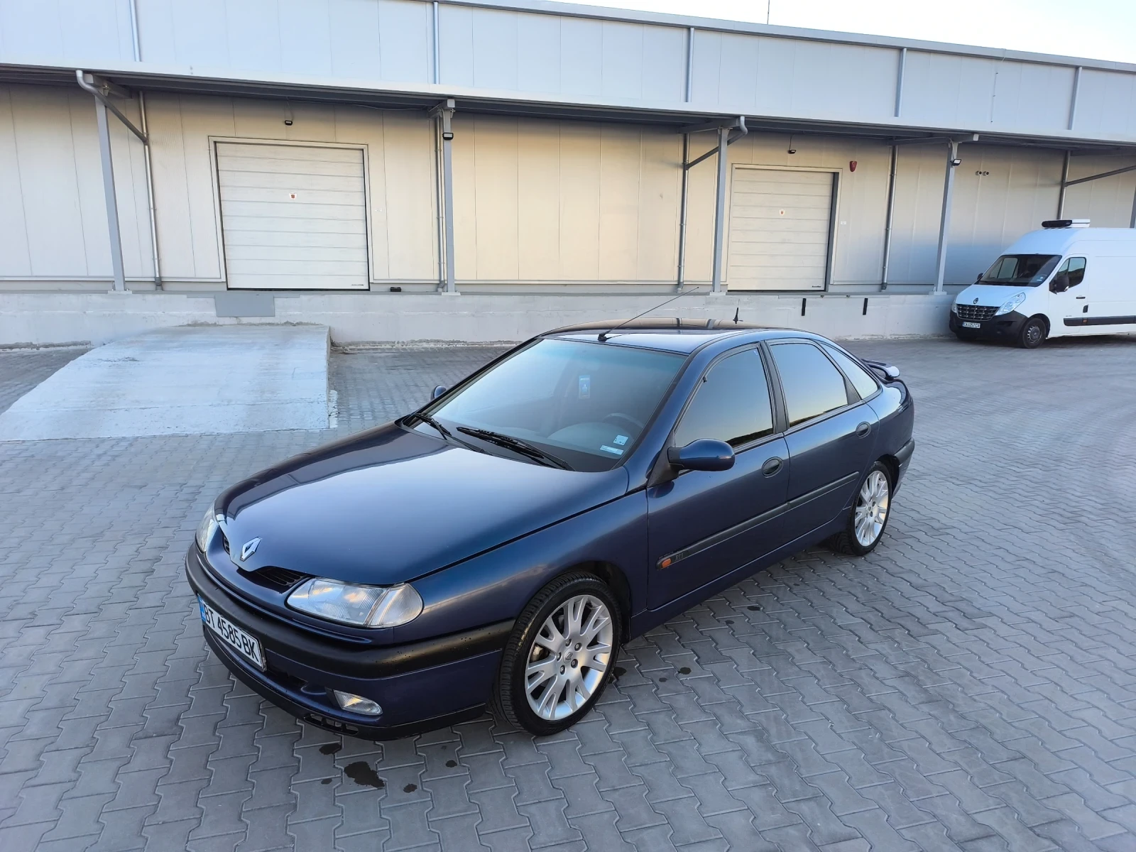 Renault Laguna 2.0 16v 139к.с - изображение 8