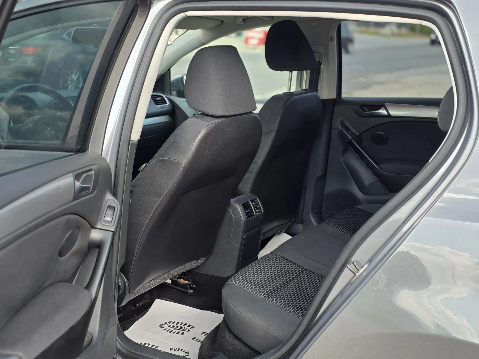 VW Golf 1.6i ГАЗ 102hp НАВИ КАМЕРА - изображение 10