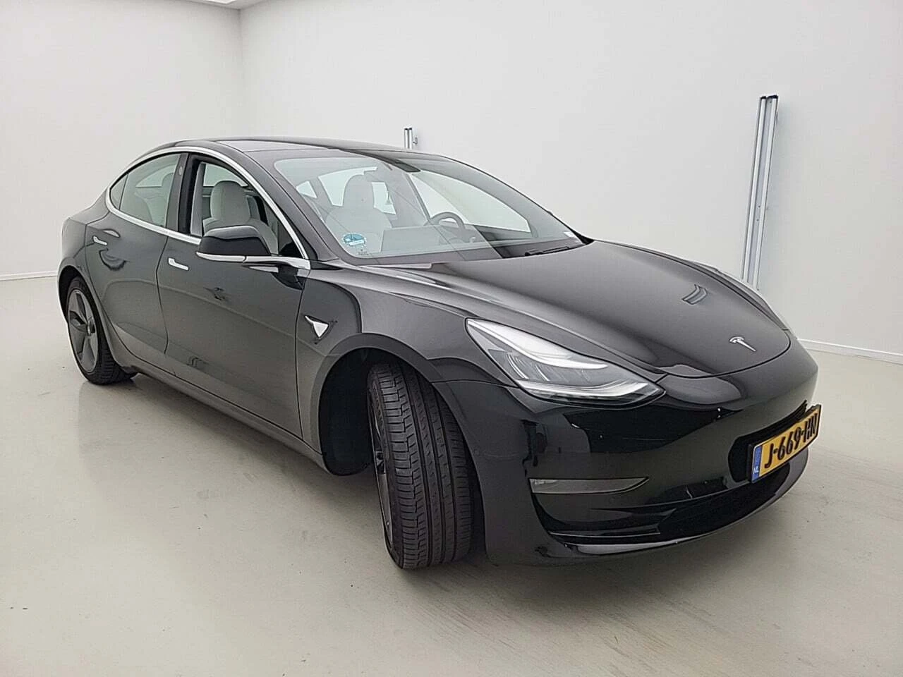 Tesla Model 3 Long Range 130х. км Гаранция Бял Салон - изображение 2