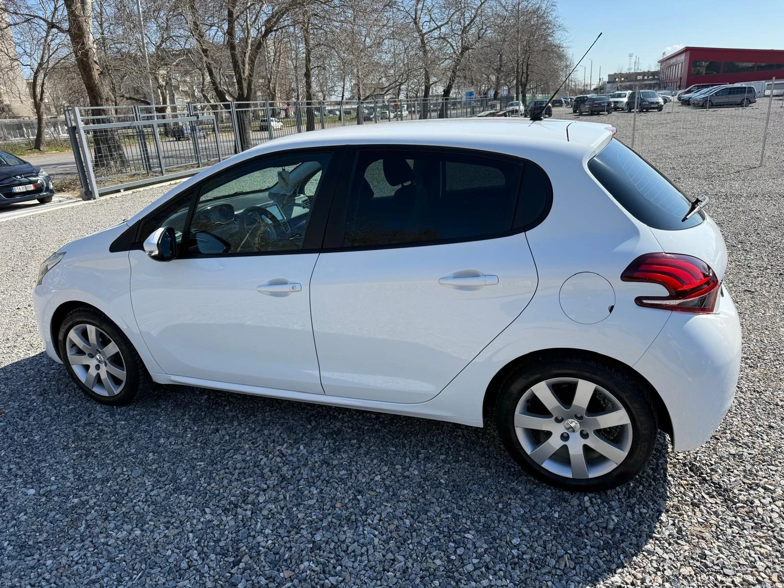 Peugeot 208  - изображение 9