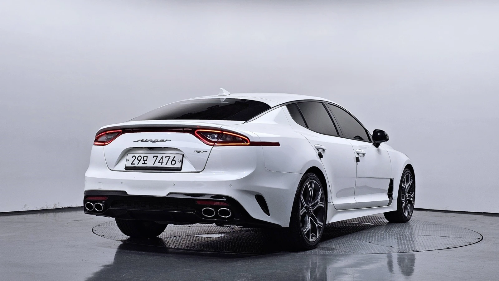 Kia Stinger GT 2WD Disi/Line Assist/Обдухване/ HeadUp, снимка 2 - Автомобили и джипове - 55315131