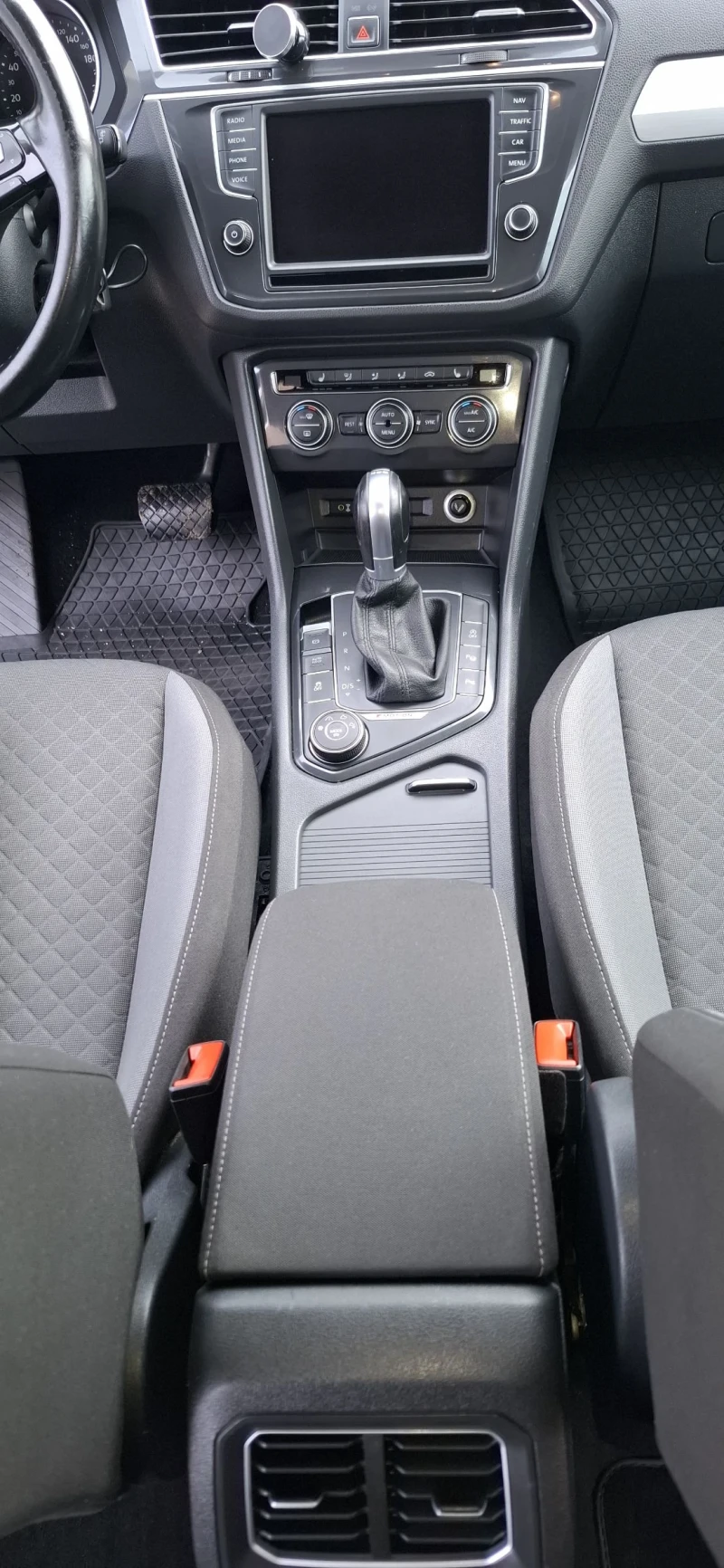 VW Tiguan R, 2.0TDI, AUTOMAT, 4X4 , снимка 13 - Автомобили и джипове - 53414825