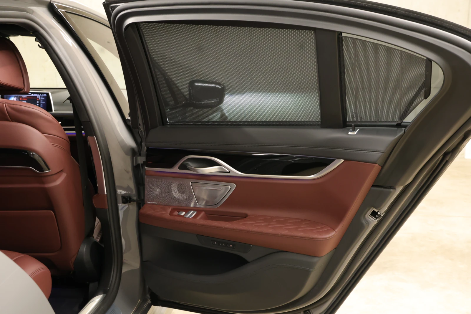 BMW 750 i xDrive M Sport Paket Individual | Mobile.bg   16