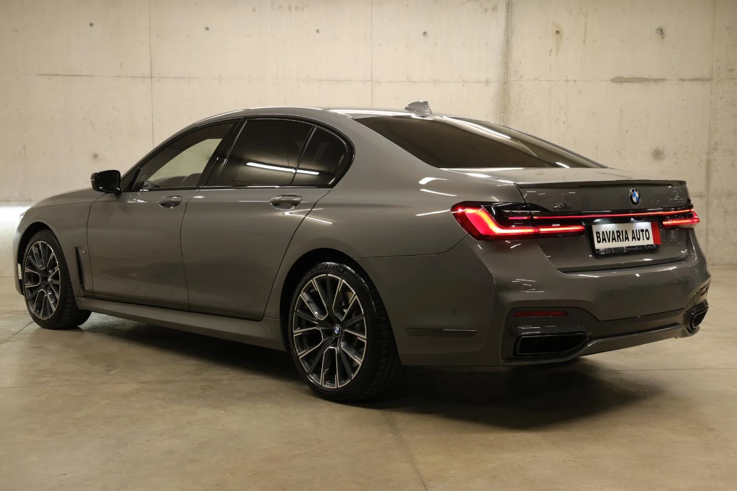 BMW 750 i xDrive M Sport Paket Individual - изображение 2