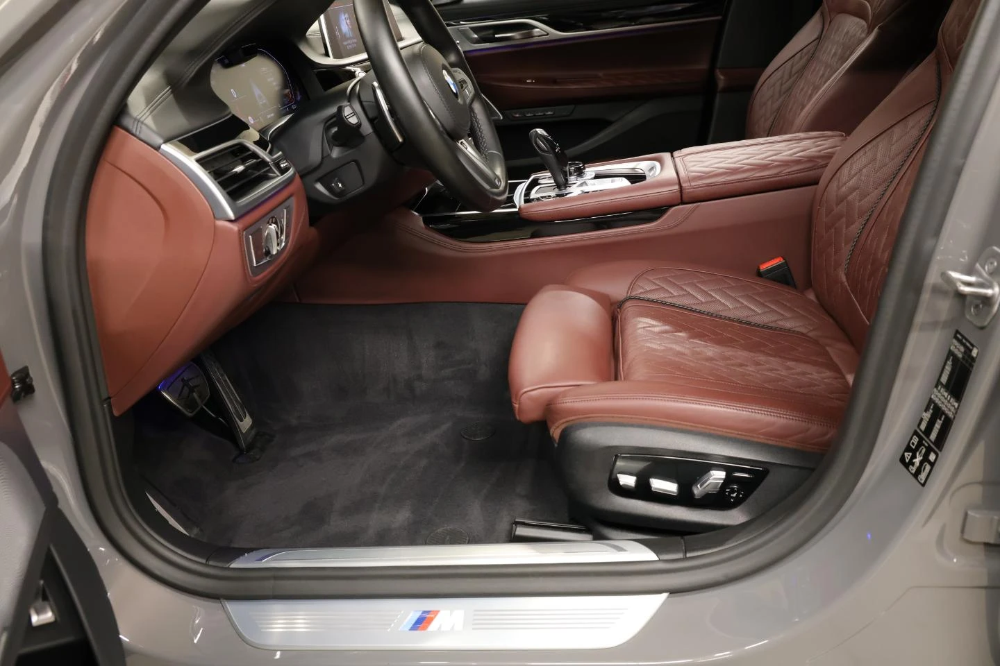 BMW 750 i xDrive M Sport Paket Individual - изображение 6