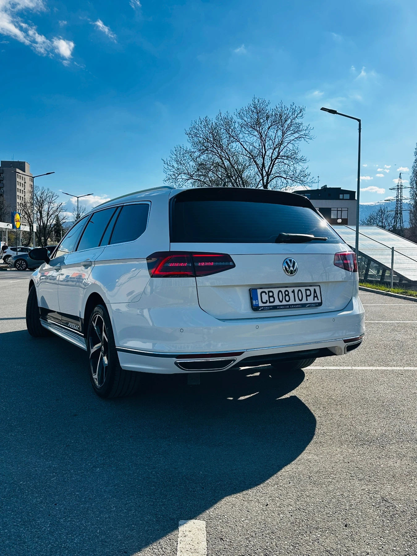 VW Passat R-Line / Highline / Обслужен / Нов съединител , снимка 4 - Автомобили и джипове - 54161758