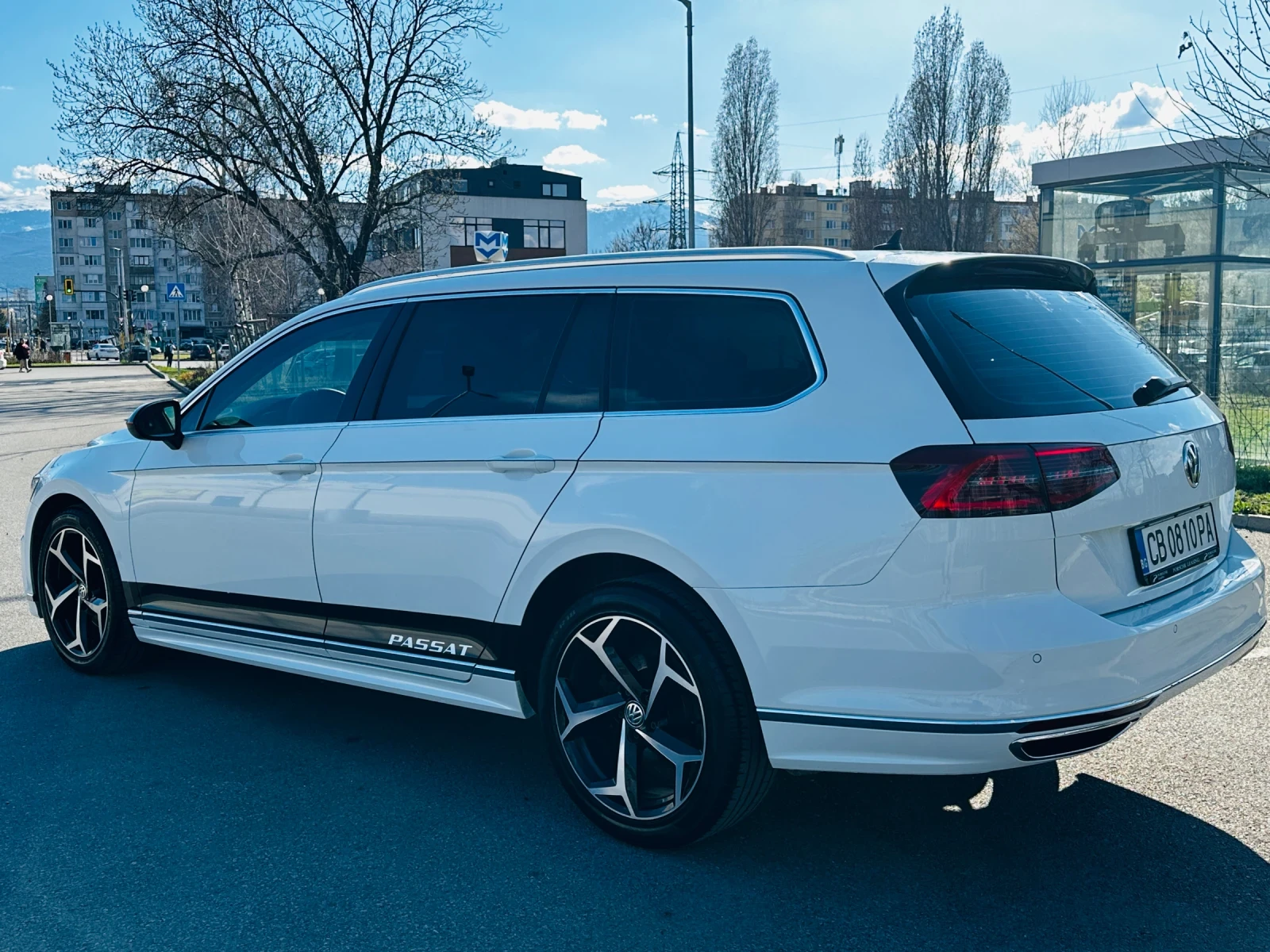 VW Passat R-Line / Highline / Обслужен / Нов съединител , снимка 3 - Автомобили и джипове - 54161758