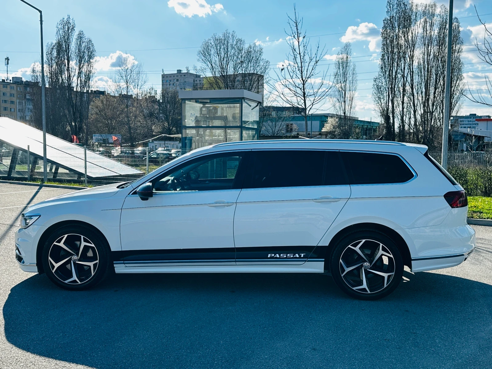 VW Passat R-Line / Highline / Обслужен / Нов съединител , снимка 2 - Автомобили и джипове - 54161758