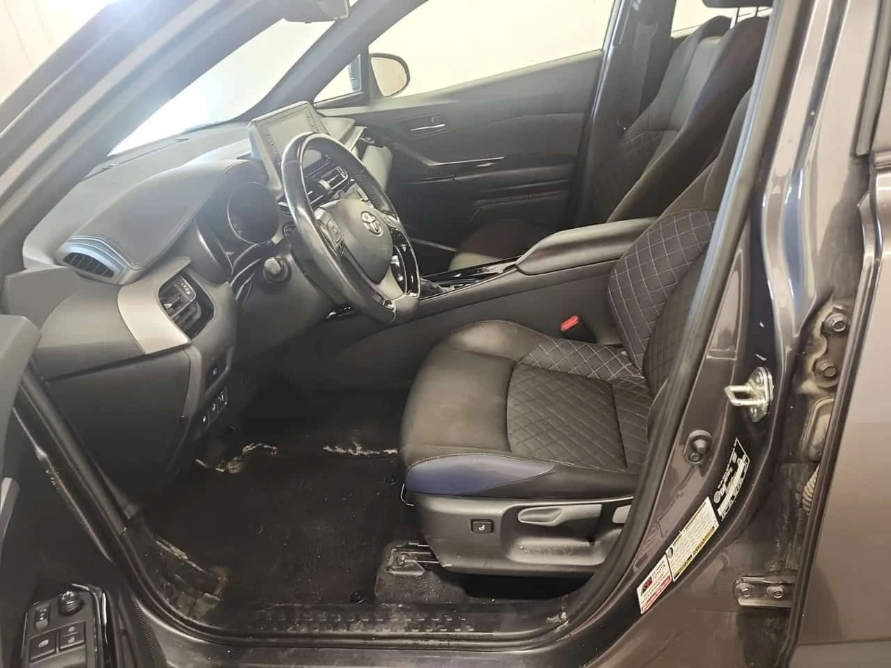 Toyota C-HR * LE * ДВА КЛЮЧА* ГЛАВНО ПРЕДСТАВИТЕЛСТВО* , снимка 8 - Автомобили и джипове - 54043537