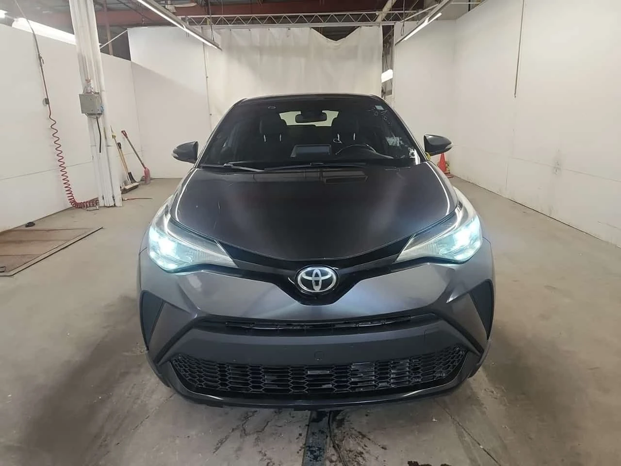 Toyota C-HR * LE * ДВА КЛЮЧА* ГЛАВНО ПРЕДСТАВИТЕЛСТВО* , снимка 2 - Автомобили и джипове - 54043537