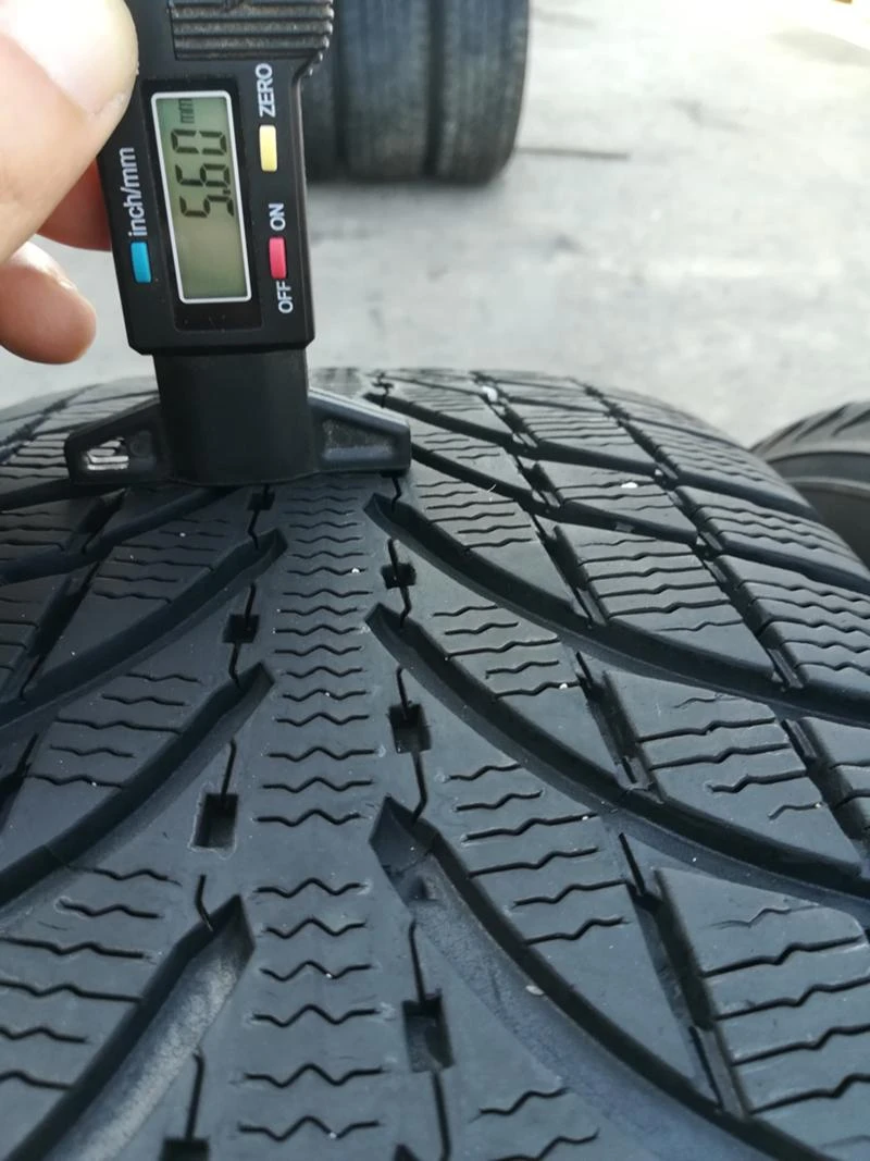 Гуми Зимни 235/60R18, снимка 6 - Гуми и джанти - 26505184