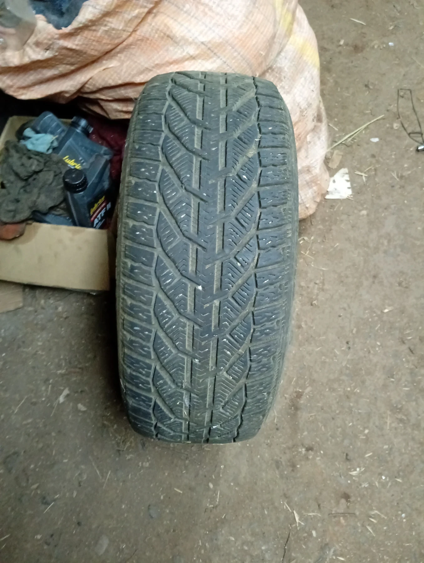 Гуми Зимни 225/50R17, снимка 3 - Гуми и джанти - 56289477