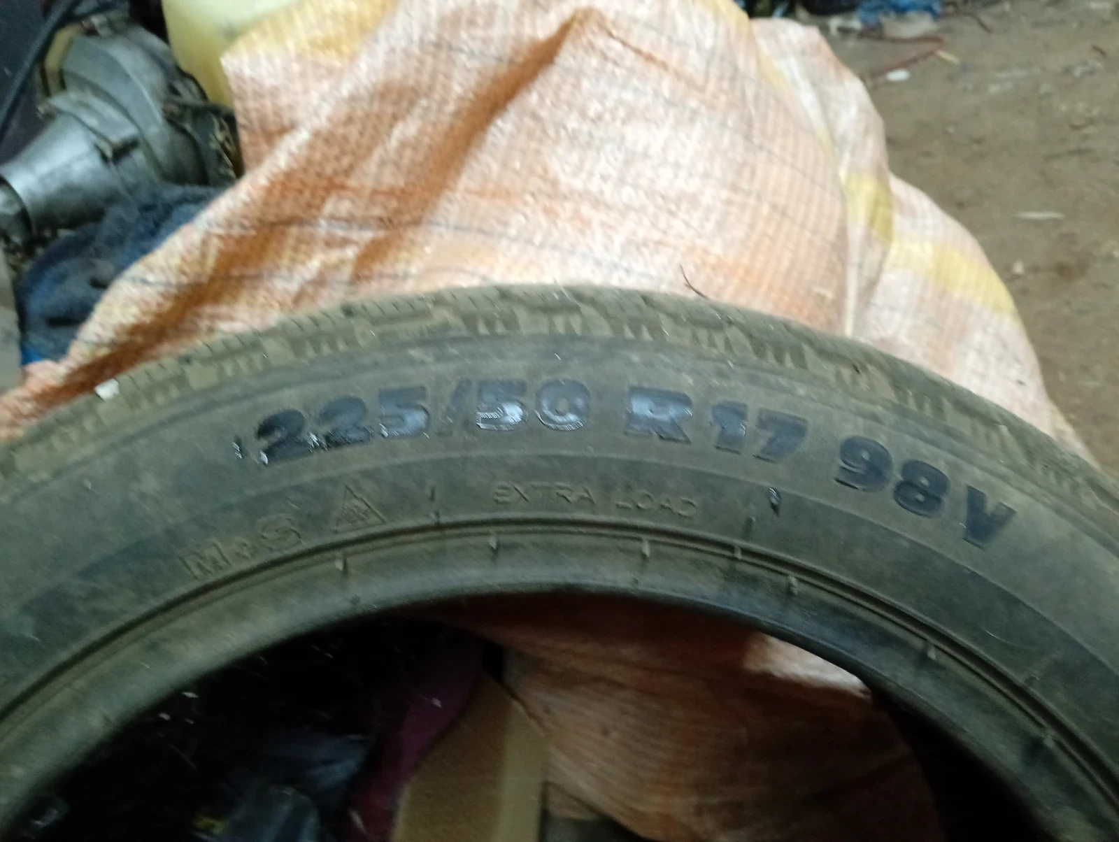 Гуми Зимни 225/50R17, снимка 2 - Гуми и джанти - 56289477