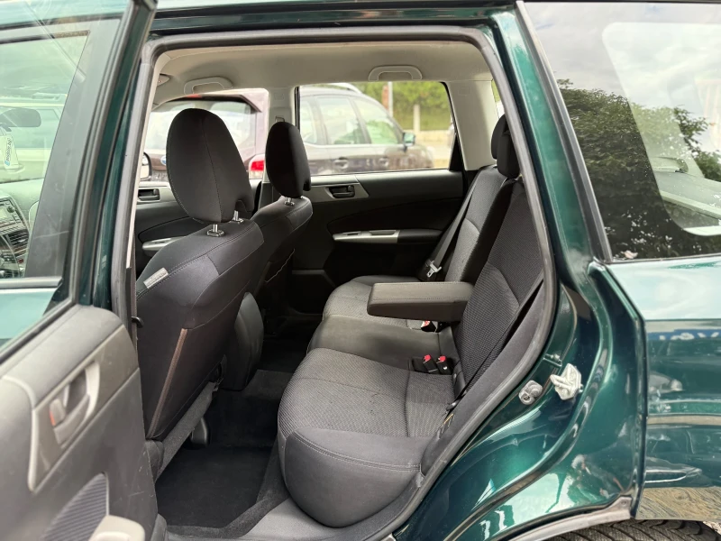 Subaru Forester 2.0 EXECUTIVE, снимка 13 - Автомобили и джипове - 51040149