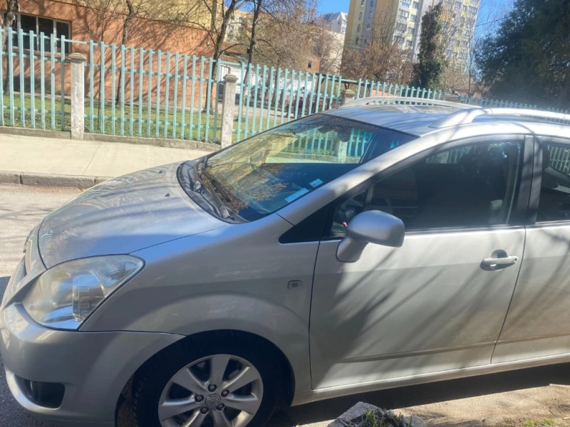 Toyota Corolla verso 2.2 D4D, снимка 2 - Автомобили и джипове - 52680922