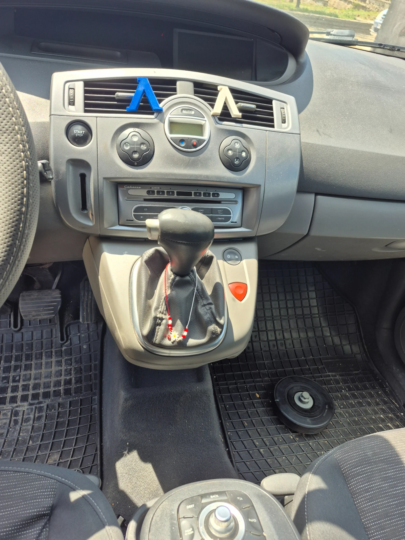Renault Scenic, снимка 6 - Автомобили и джипове - 54454017