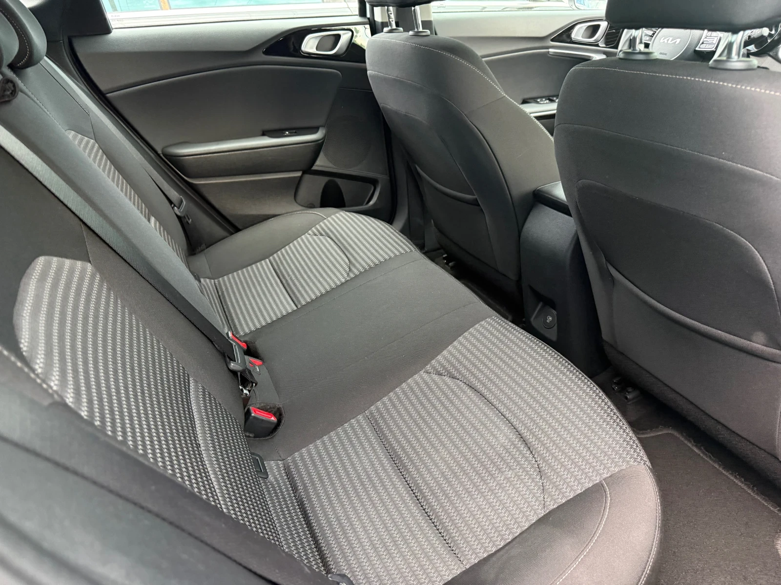 Kia Ceed 1.6CRDi Mild Hybrid / 115000KM !! , снимка 15 - Автомобили и джипове - 55195865