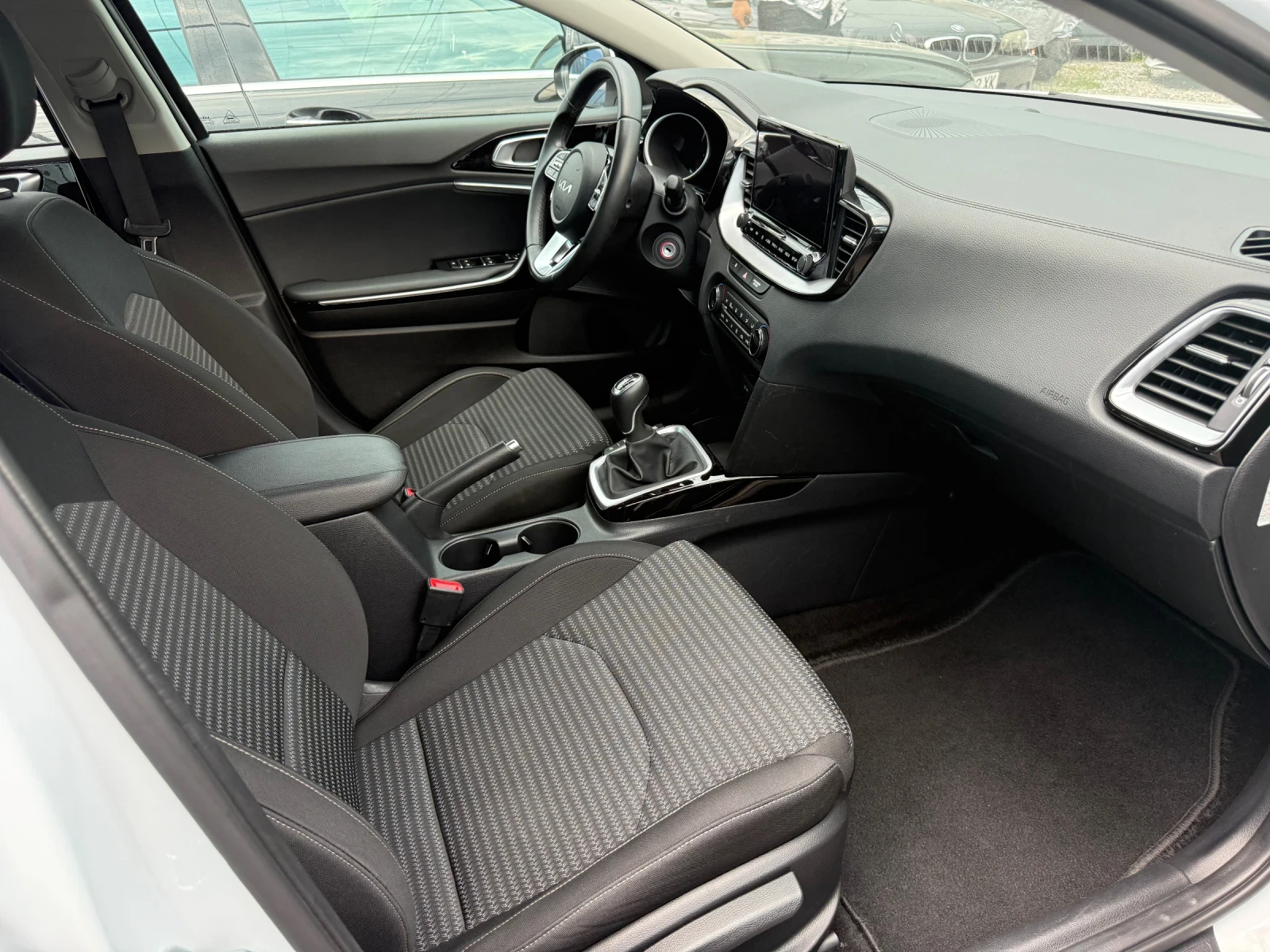 Kia Ceed 1.6CRDi Mild Hybrid / 115000KM !! , снимка 14 - Автомобили и джипове - 55195865
