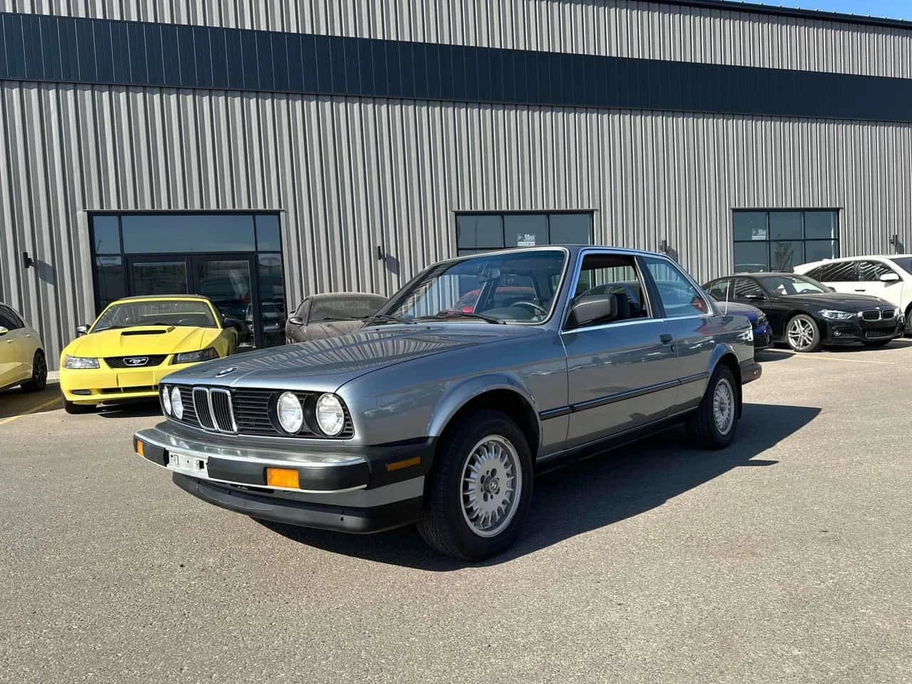 BMW 325 * 4dr Sedan 325e 5 Spd * CARFAX * 