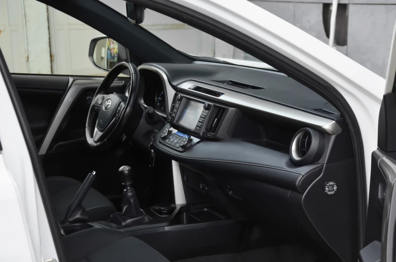 Toyota Rav4 2.0 D4D, снимка 8 - Автомобили и джипове - 52429763